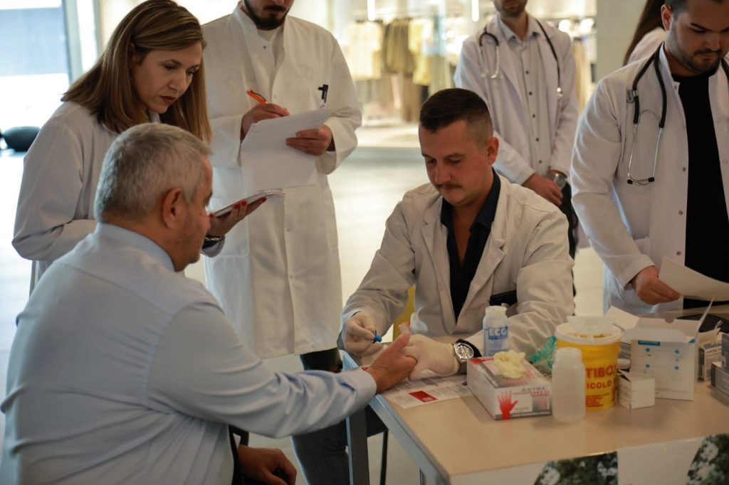 Министерот Клековски го посети пунктот за бесплатни прегледи на ИЈЗ по повод Светскиот ден на срцето