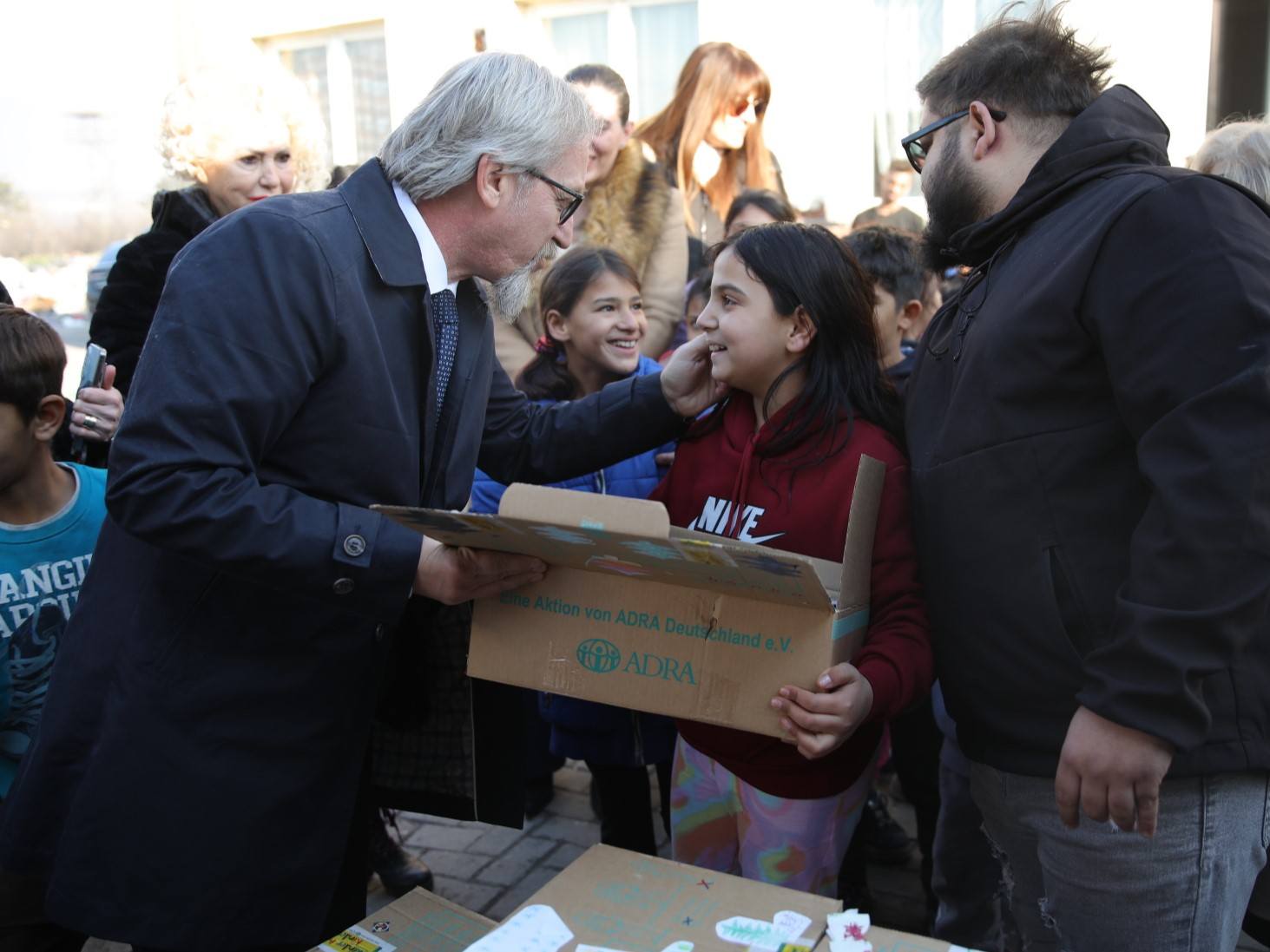 Министерот Лимани во пресрет на празниците им подели пакетчиња на децата Роми во Визбегово