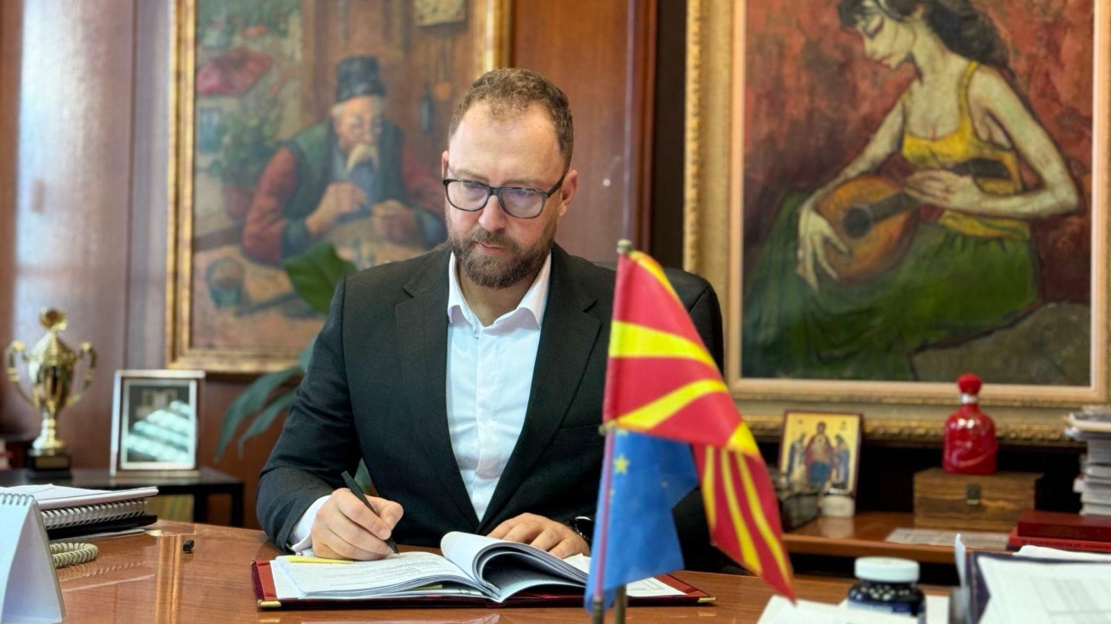 „Министерот Љутков го честиташе Денот на македонскиот јазик“