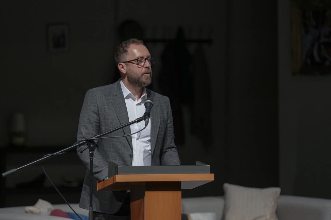 Министерот Љутков го отвори фестивалот „5ре“: Во светот каде што зборовите најчесто губат тежина, театарот секогаш ја враќа нивната суштинска моќ