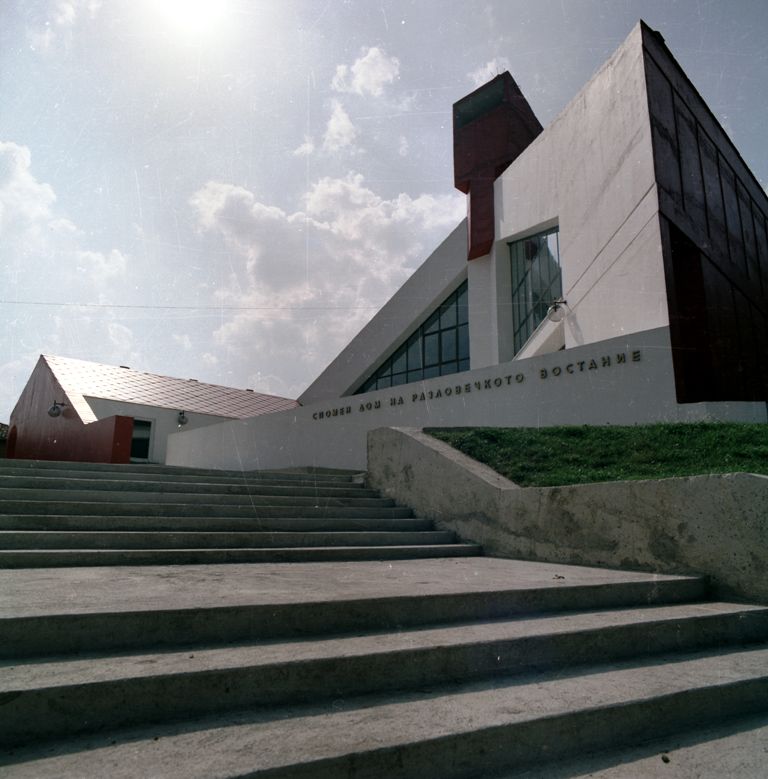 Министерот Љутков во посета на Спомен-домот на Разловечкото востание