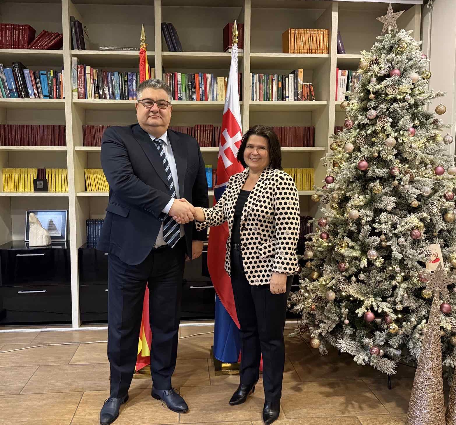 Министерот Минчев на средба со амбасадорката на Република Словачка