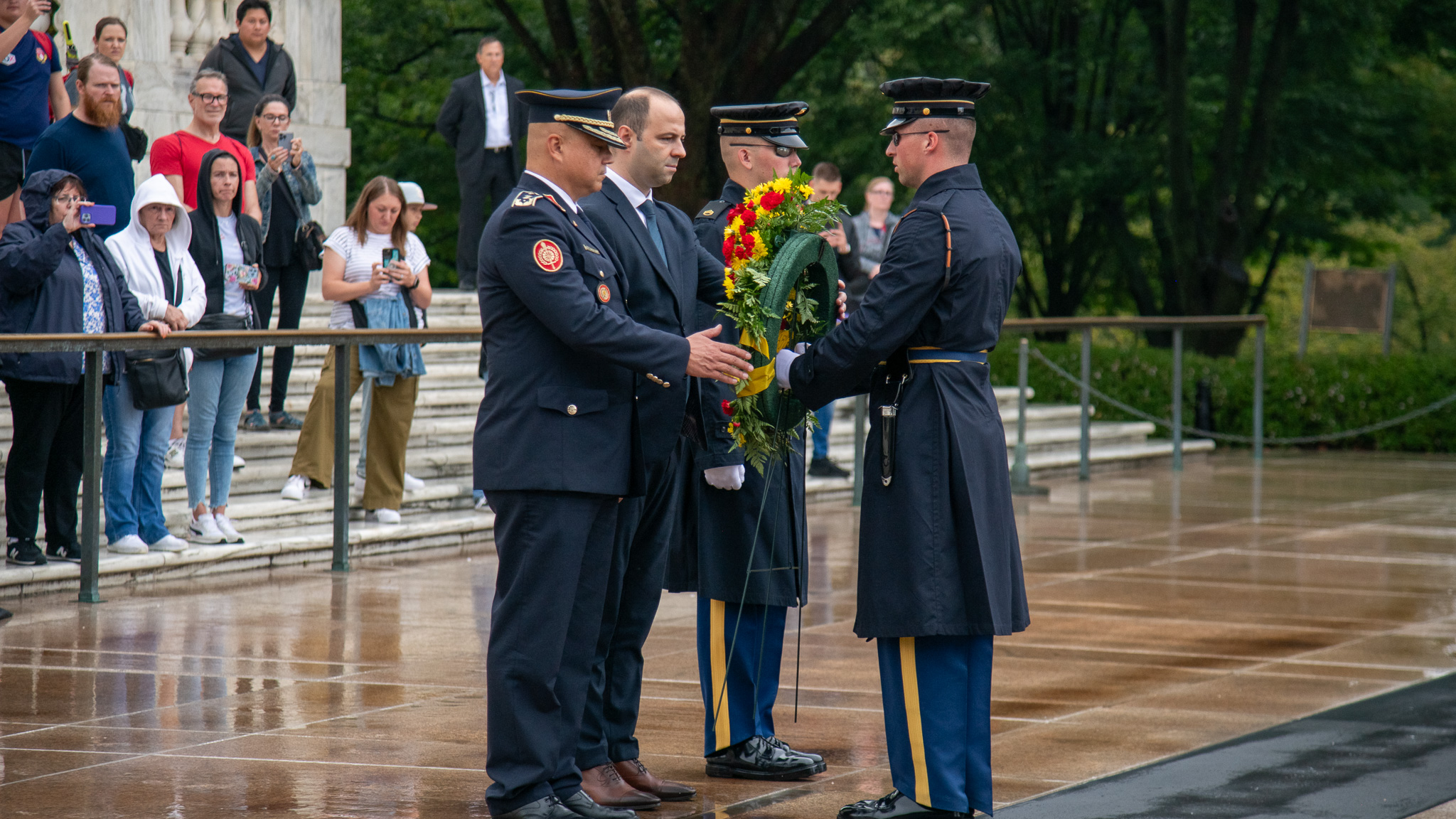Министерот Мисајловски го посети Меморијалниот центар „Арлингтон“ и оддаде почит на загинатите американски војници