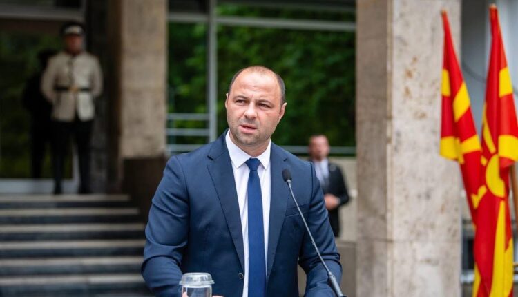 Министерот Мисајловски и генералот Лафчиски со вработените во Министерството и припадниците на Генералштабот по повод 18. Август – Денот на Армијата