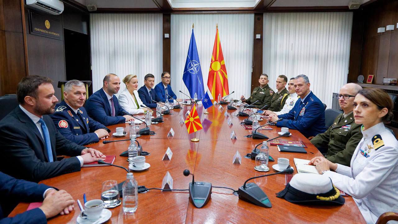 Министерот Мисајловски на средба со генералот Гринкевич: продолжуваме да ги зацврстуваме капацитетите на Армијата, а со тоа и колективната безбедност на Алијансата
