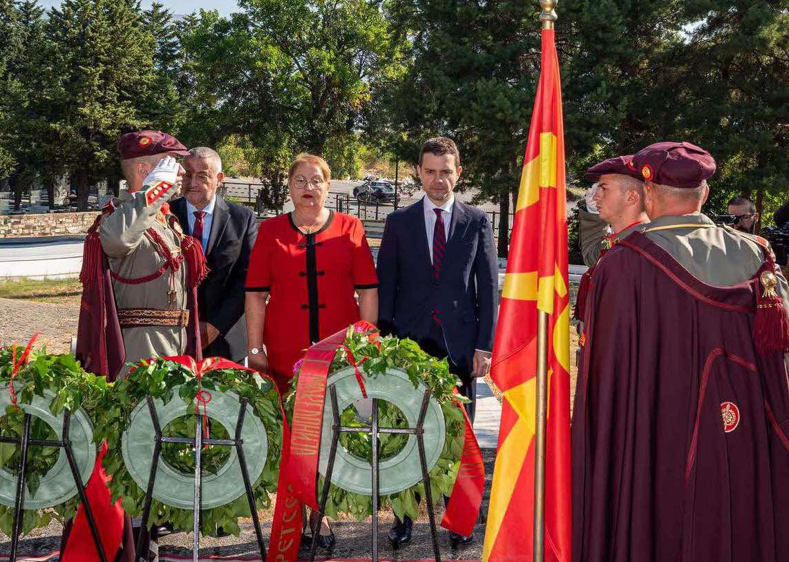 Министерот Муцунски и владината делегација положија цвеќе на вечните почивалишта на Кљусев, Глигоров и Трајковски по повод Денот на независноста