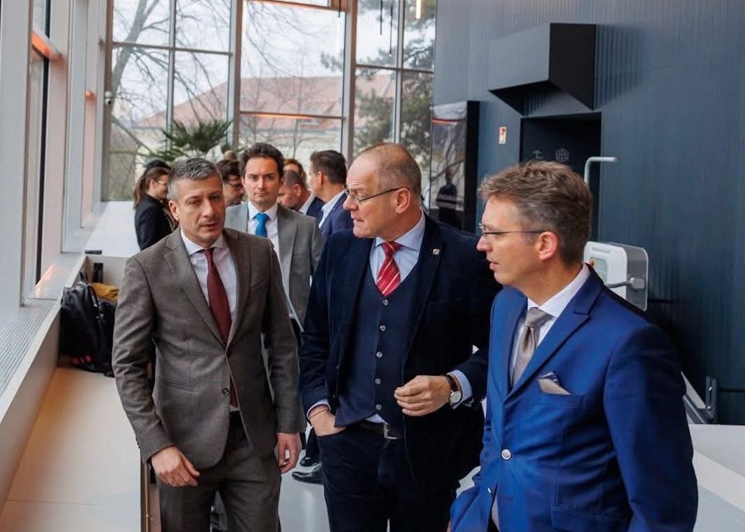 Министерот Перински на покана на министерот за регионален развој и јавна администрација на Унгарија, Tibor Navracsics, оствари работна посета насочена кон продлабочување на билатералната соработка и партнерството меѓу двете држави