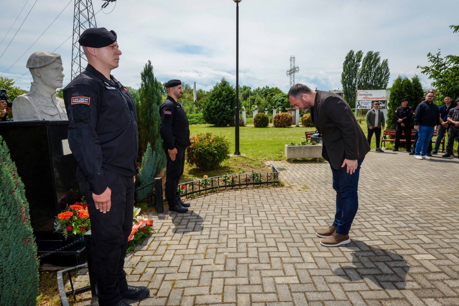 Министерот Тошковски положи свежо цвеќе во Инџиково и Бутел во чест на загинатите македонски херои од „Диво Насеље“