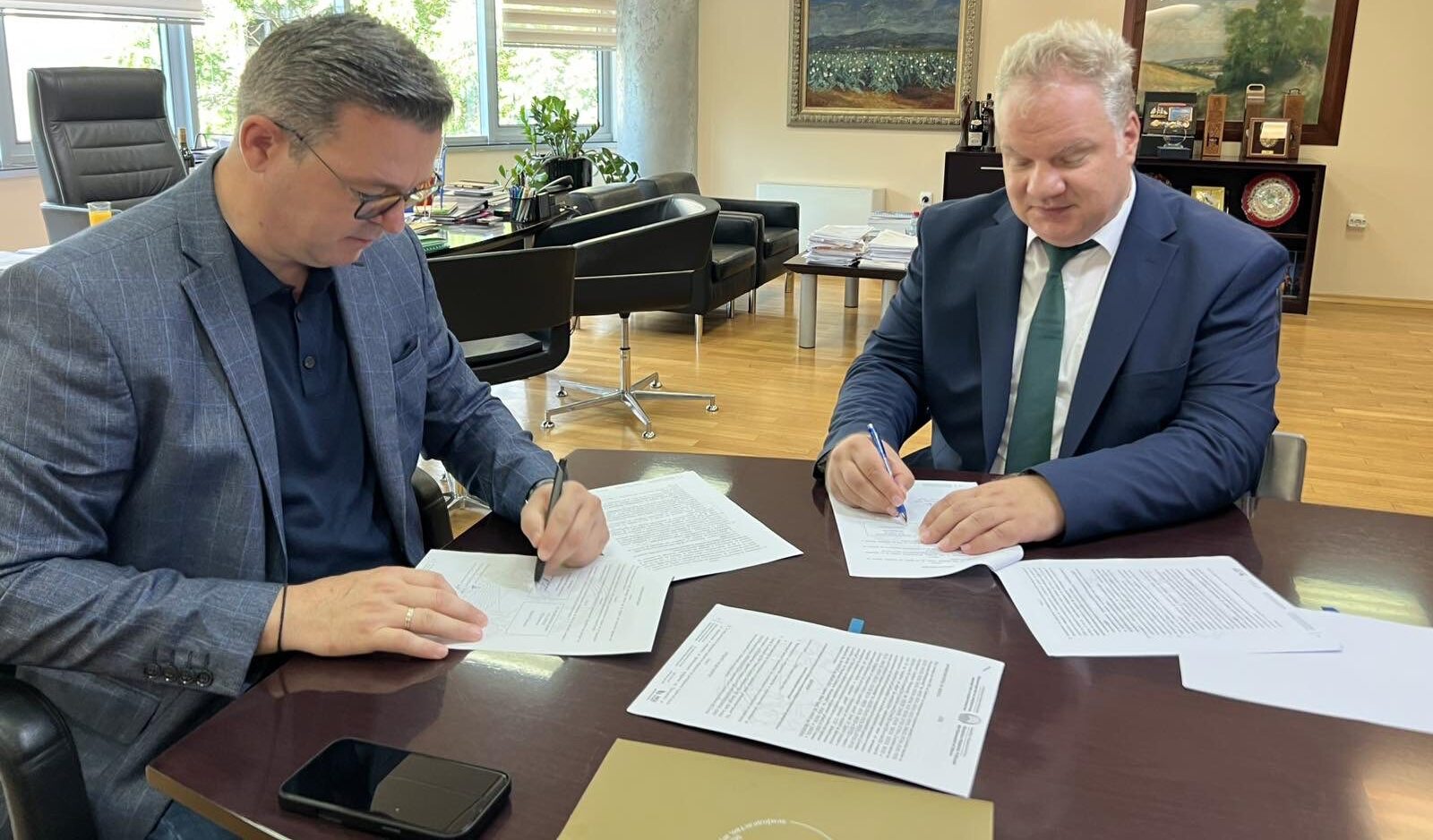 Министерот Трипуновски потпиша договор за финансиска поддршка на ЈП „Национални шуми” во износ од 48 милиони денари