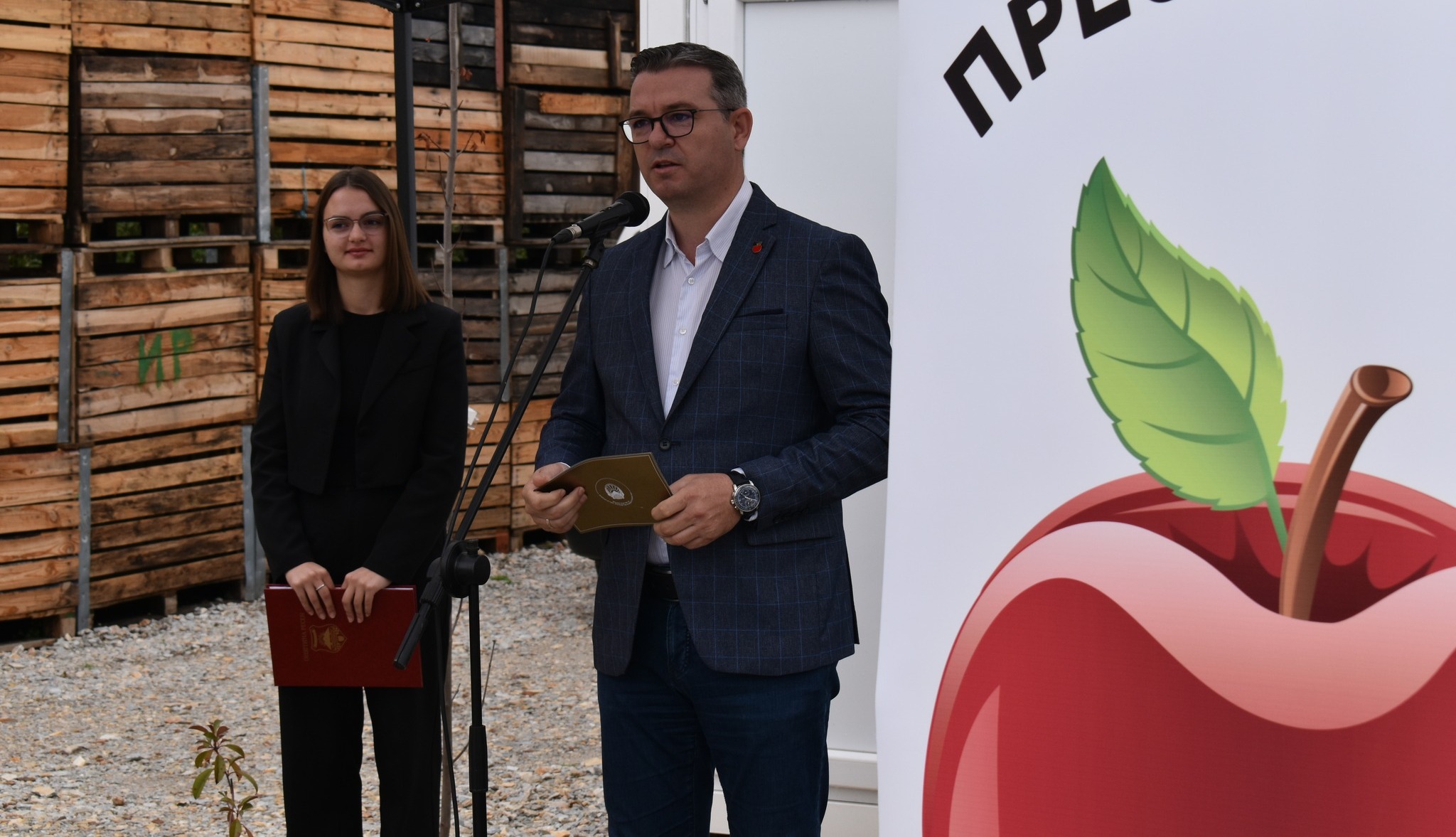 Министерот Трипуновски присуствуваше на манифестацијата „Преспански јаболкобер”