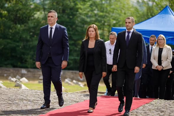 Министерот Муамет Хоџа, како дел од владина делегација положи цвеќе пред споменикот на жртвите од катастрофалниот земјотрес