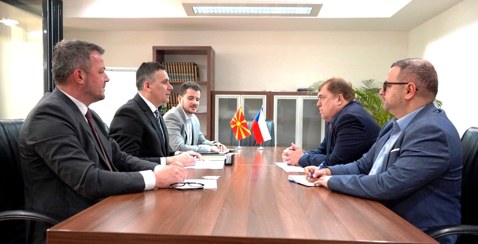 Министерот Хоџа на средба со амбасадорот на Чешка Јарослав Лудва: Продлабочување на билатералната соработка за заштита на животната средина