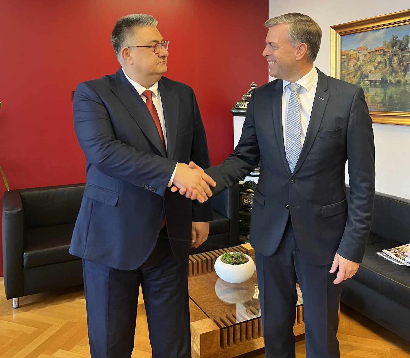 Министерот за јавна администрација, Горан Минчев оствари средба со Градоначалникот на Ново Место, Грегор Мацедони