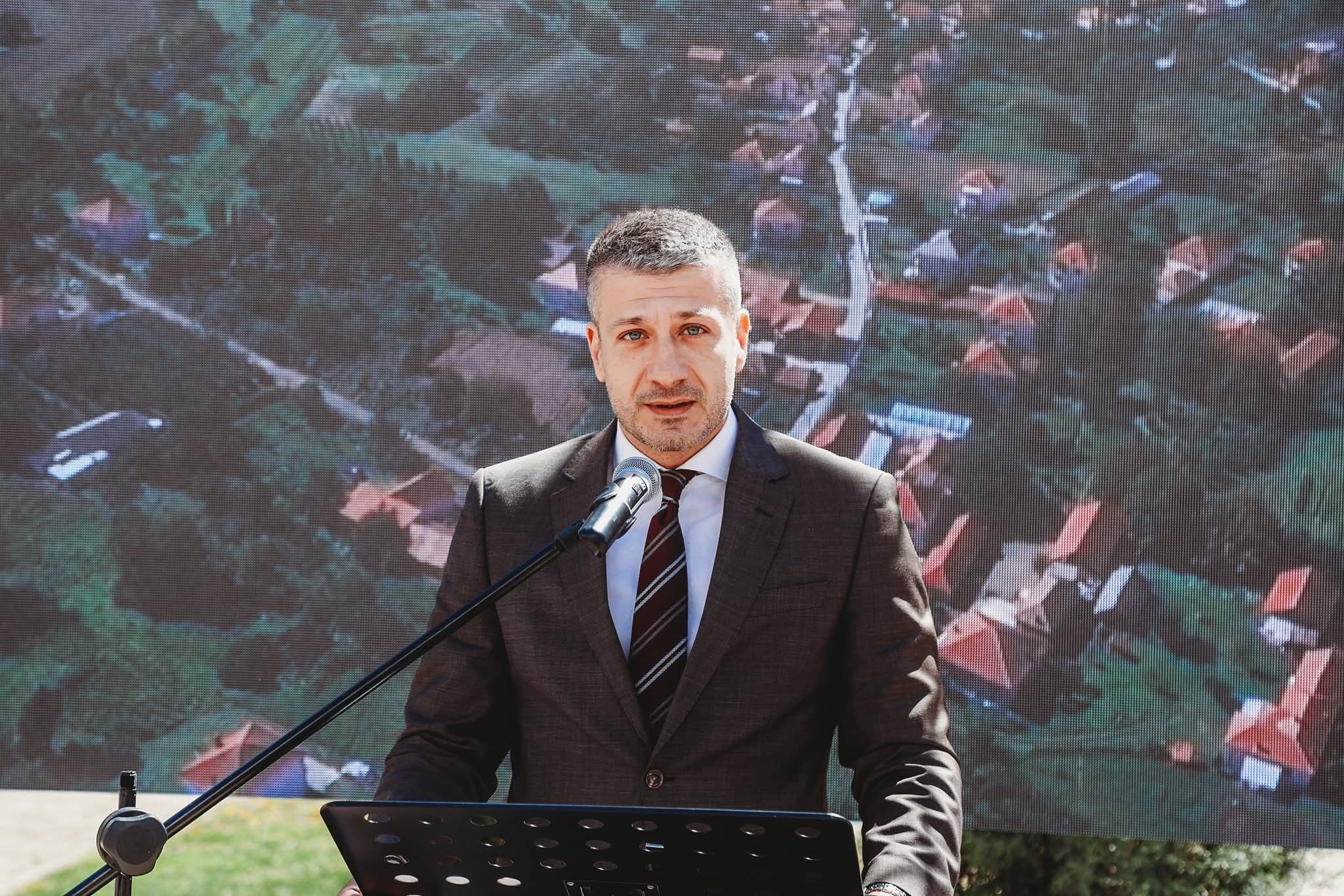 Министерот за локална самоуправа, Златко Перински, на покана на градоначалникот на Општина Новаци, Стевче Стевановски, присуствуваше на Свечената академија „30 години Општина Новаци''