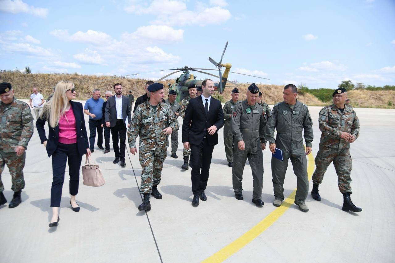 Министерот за одбрана Владо Мисајловски во посета на Воздухопловниот ВИНГ