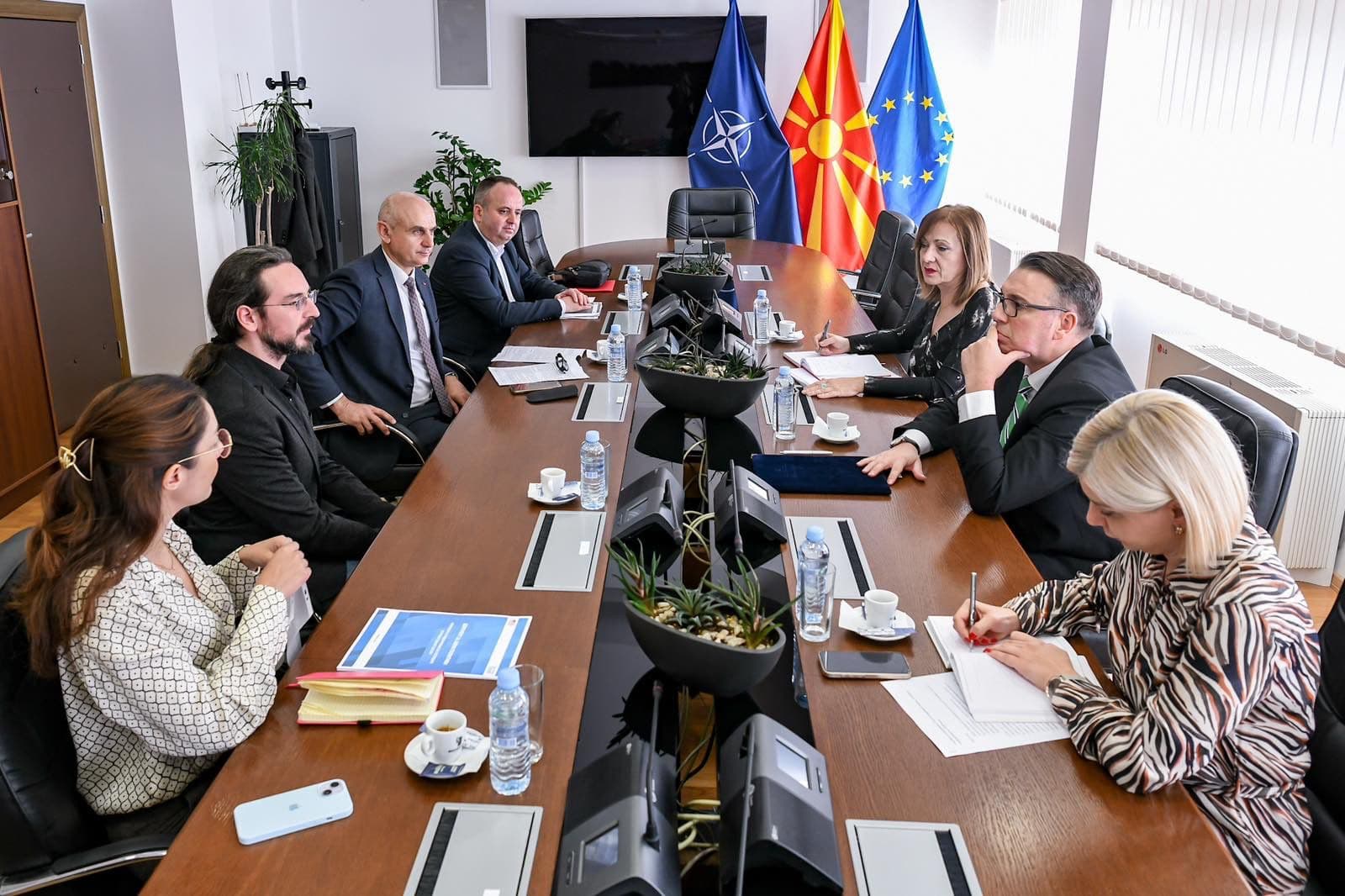 Министерот за правда, Игор Филков оствари средба со Дарко Аврамовски, извршен директор на Коалиција ,,Сите за правично судење”, Наташа Петровска, проектен координатор, судијата Илија Трпков од Основен кривичен суд Скопје и јавниот обвинител Елвин Вели