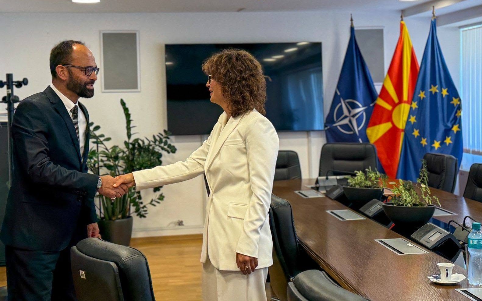 Министерот за правда, Јетон Шасивари, оствари работна средба со директорката на Академијата за судии и јавни обвинители, Ирина Трајкоска Стрезоски