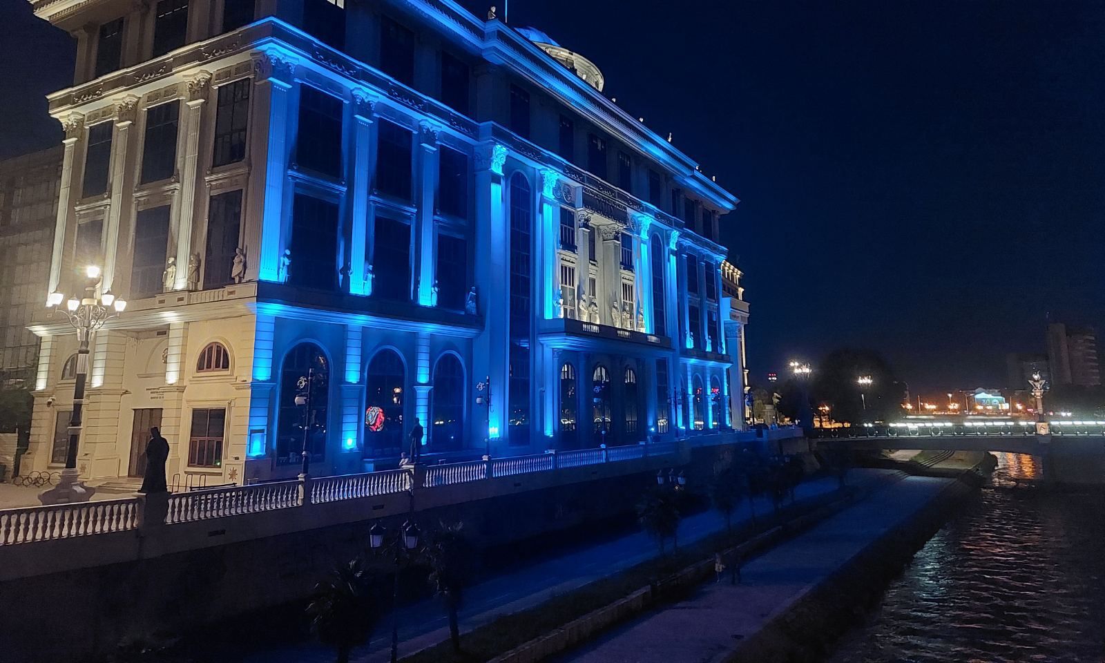 Министерството за надворешни работи и надворешна трговија со илуминација одбележува „75 години НАТО“