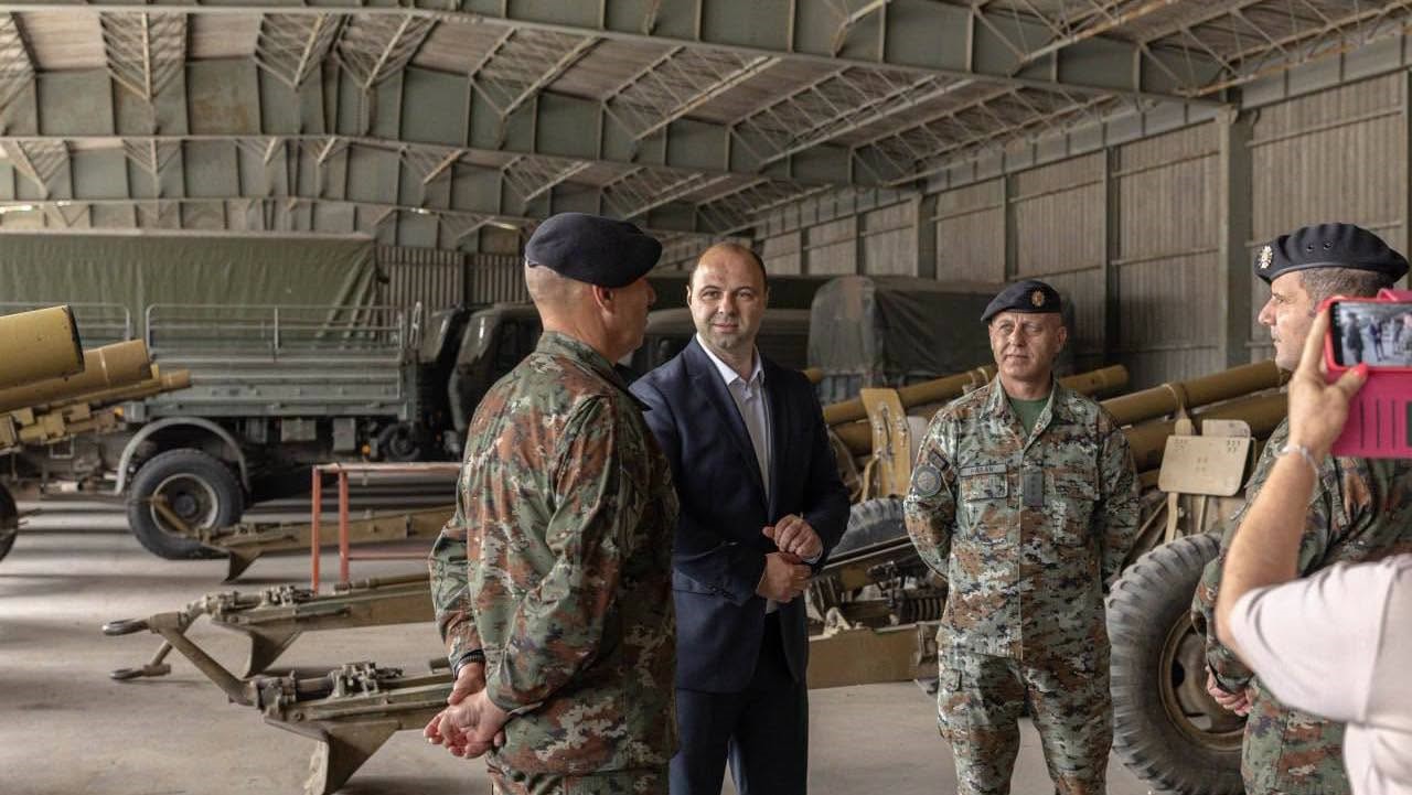 Мисајловски во посета на артилерискиот баталјон и увид на градежните активности во касарната „Мирче Ацев“ во Прилеп