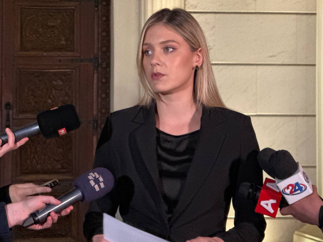 Митева: Владата препорачува утрешниот ден да биде неработен во Кочани, донесе предлог заклучоци до државните институции, и протокол за медиуми при известување од погребот на жртвите на трагичниот настан