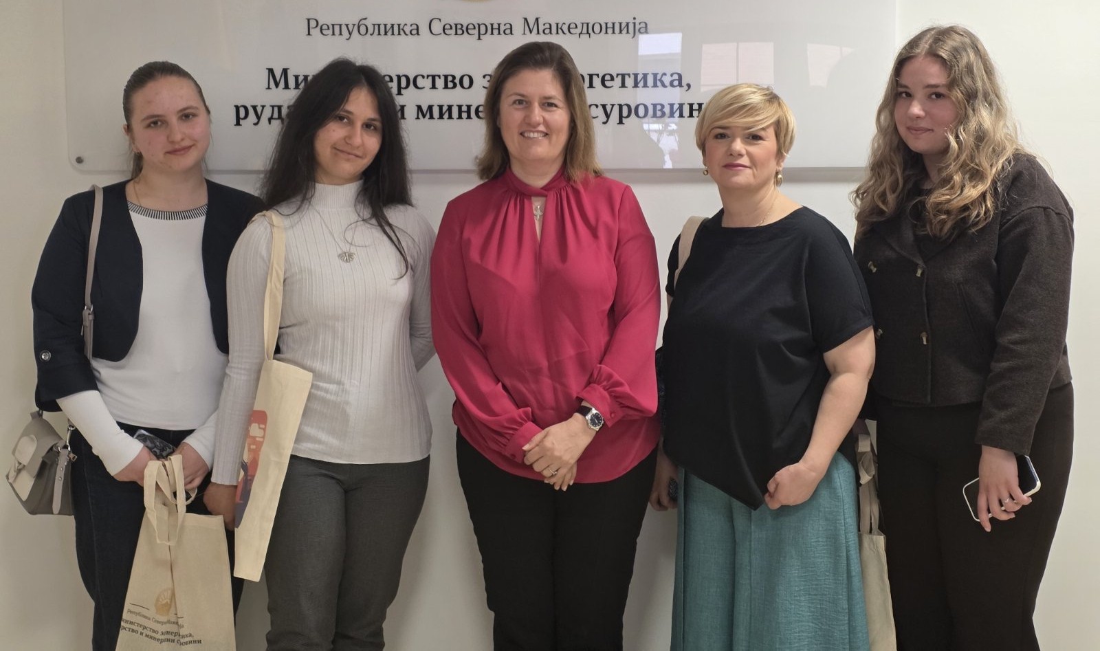 Младите ја раскажуваат приказната за рубинот – Божиновска се сретна со наградените ученички