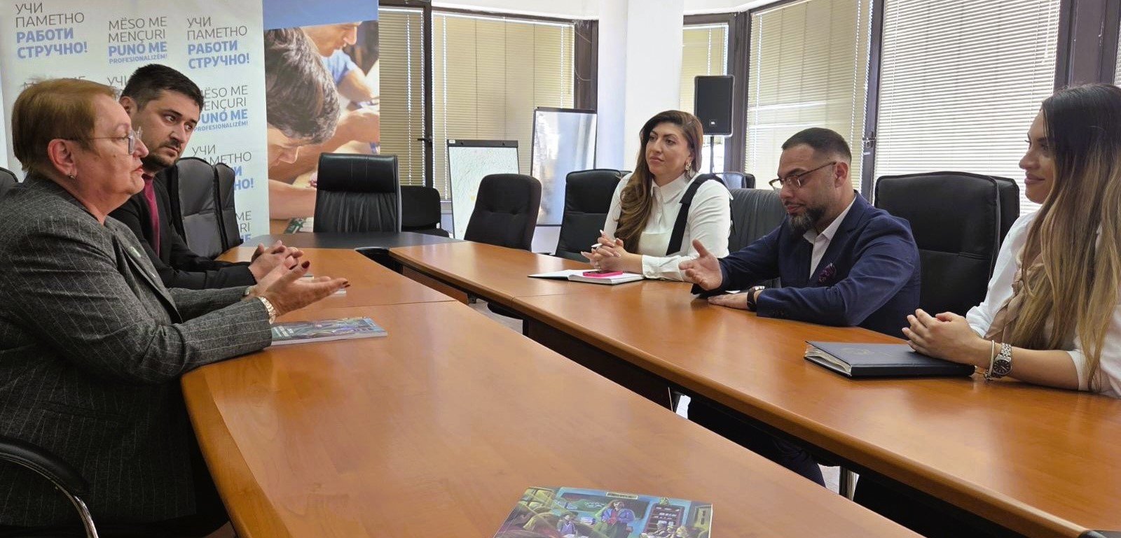 МОН за прв пат обезбедува учебник по „Јазик и култура на Ромите“ за 6-то одделение