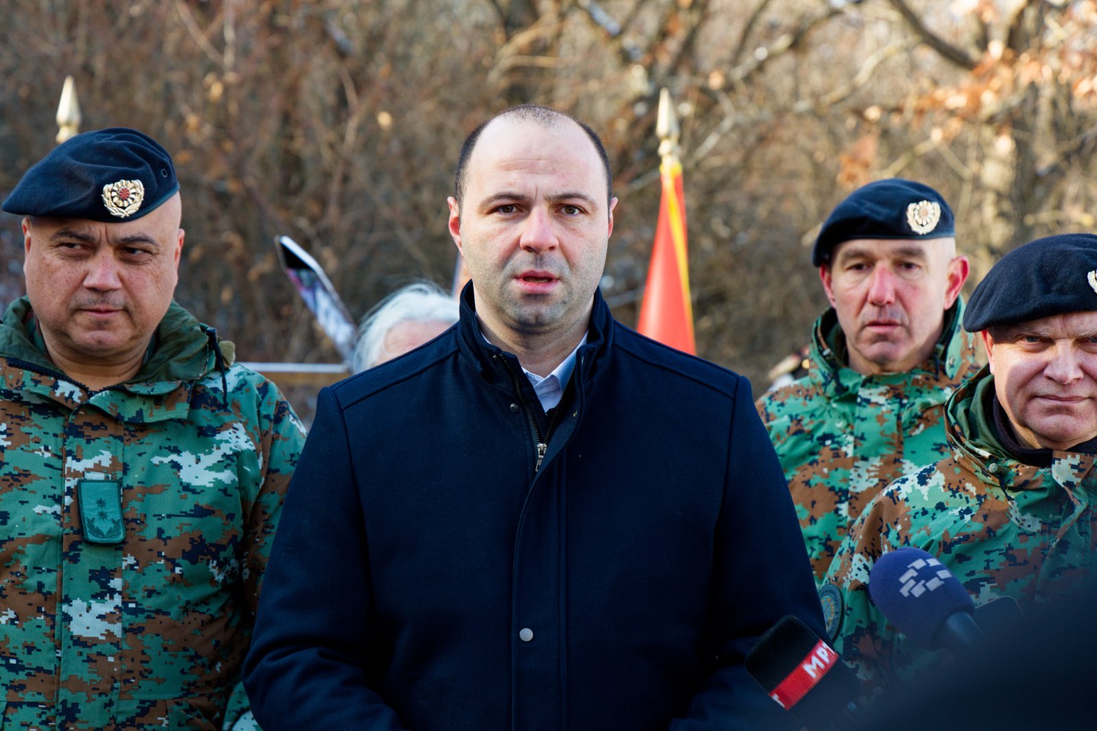  На 18-годишнината од хеликоптерската несреќа, министерот Мисајловски и генералот Лафчиски положија венец со свежо цвеќе на спомен-обележјето кај Катлановско Блаце