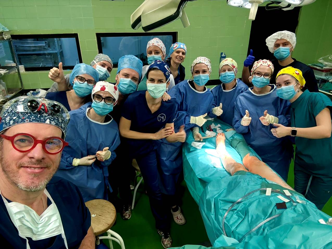 На Клиниката за пластична хирургија извршени две сложени микрохируршки операции