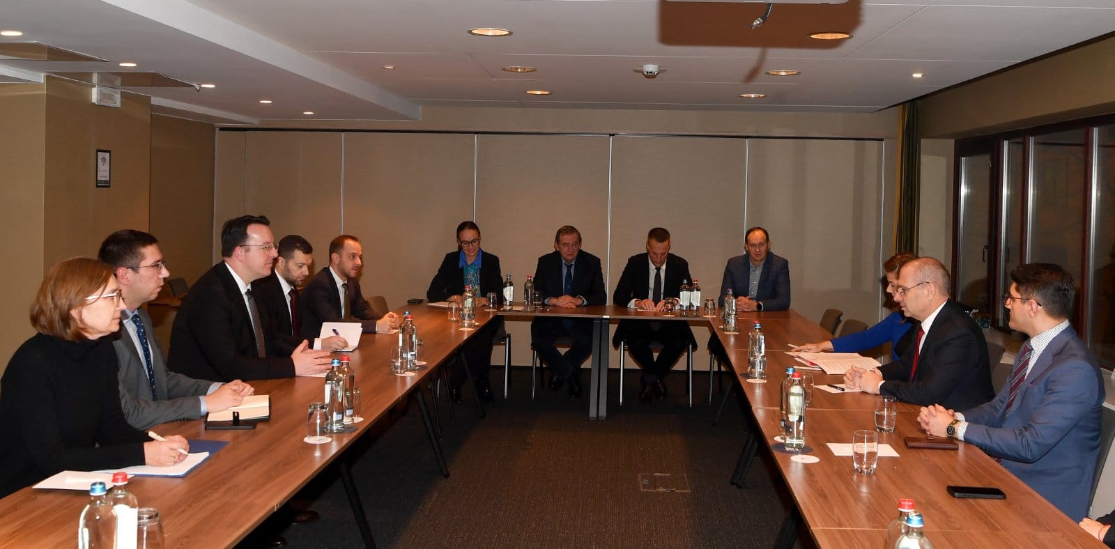 Николоски: Македонија се фокусира на изградба на големи инфраструктурни проекти, средба со Караџов и Маринеску во Брисе