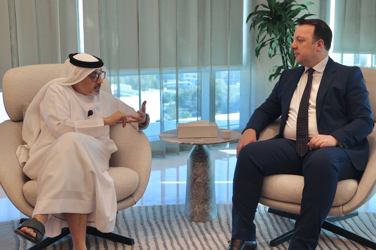Николоски на средба со Ал Мухари, заменик извршен директор на инвестициската компанија “Мубадала” од Абу Даби. Ја разгледуваме потенцијалната соработка за инвестиции во Македонија