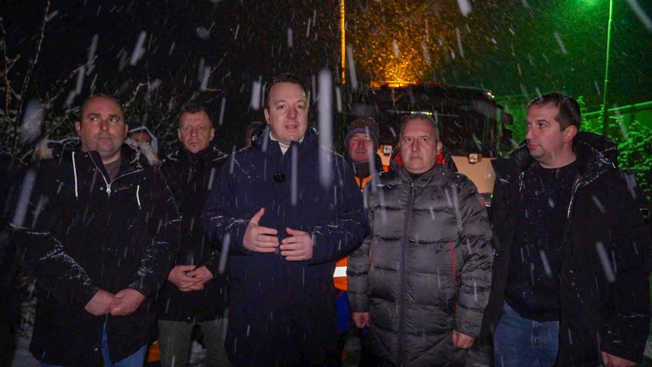 Николоски на терен со вредните работници кои го чистат снегот. Сите патишта се проодни
