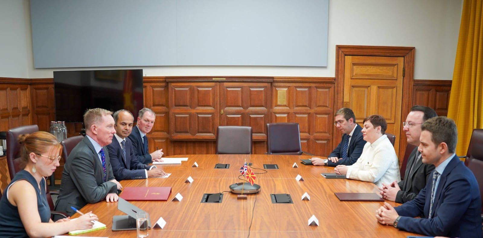 Николоски од Обединетото Кралство: Македонија е на пат да реализира огромни инфраструктурни проекти во делот на железничкиот и патниот транспорт