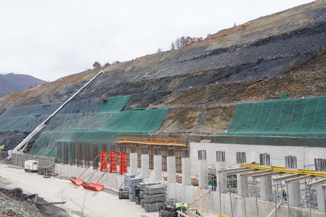 Николоски: Со сложени инженерски зафати кои за прв пат се користат во регионот, ќе го доизградиме автопатот Охрид-Кичево