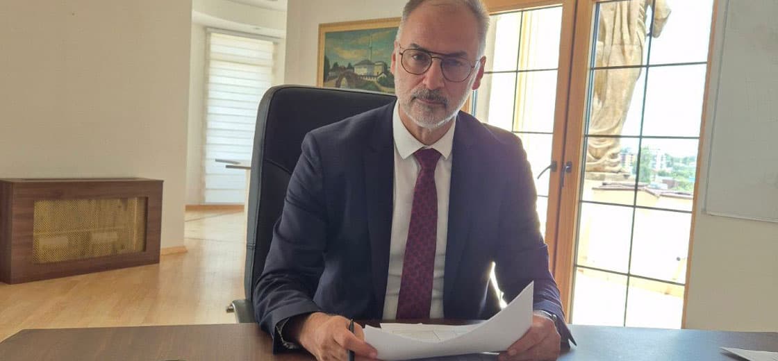 Новоизбраниот министер за односи меѓу заедниците Иван Стоилковиќ ја презеде министерската функција