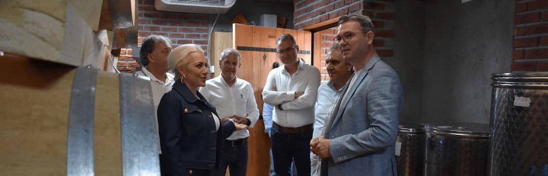 Трипуновски оствари средба со претставниците на здруженијата „Македонски семејни винарии“ и „Македонски семејни дестилерии“