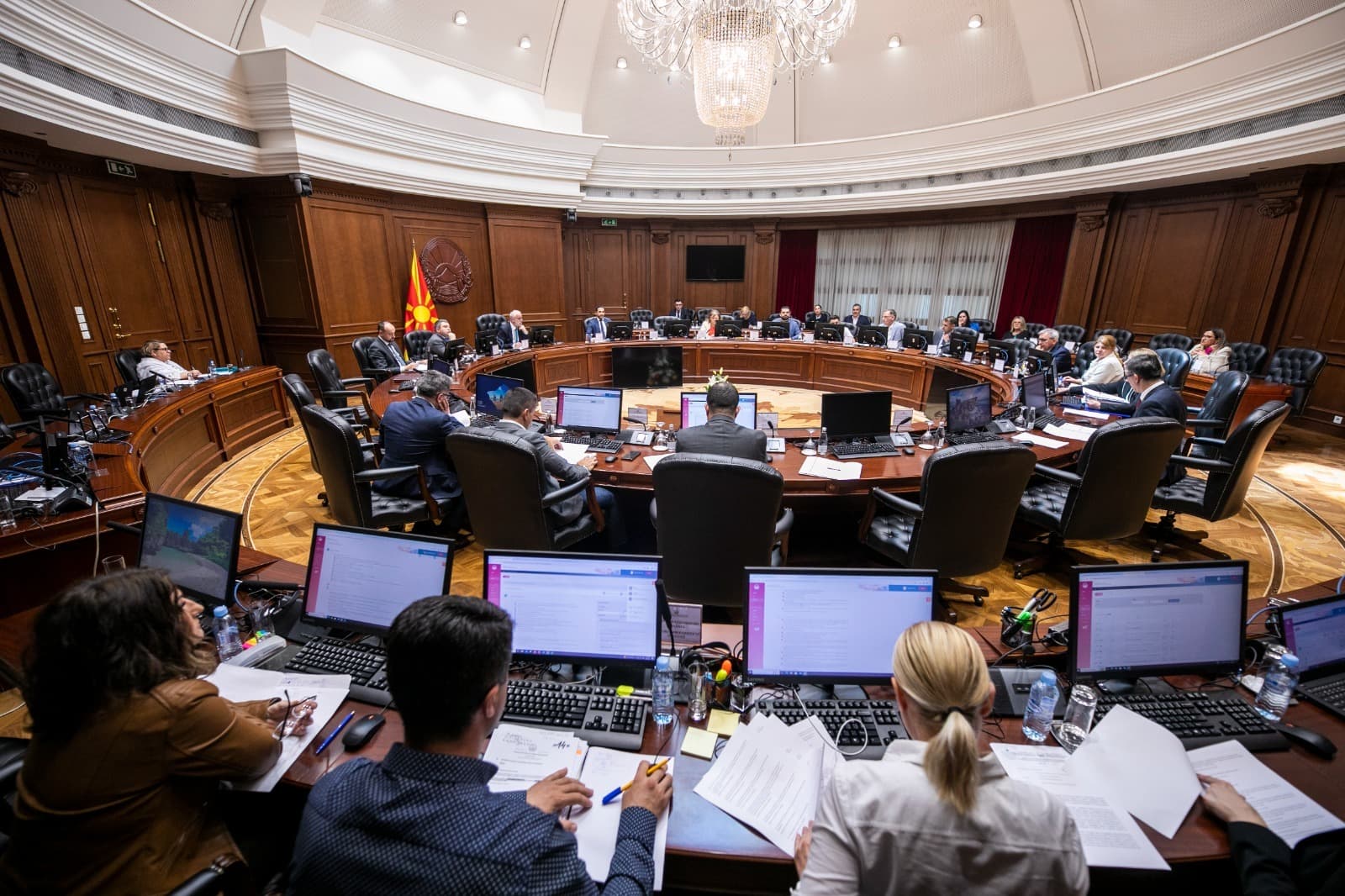 Од 14. владина седница: 24 април и 8 мај, за кога се распишани изборите, се определени за неработни денови за сите граѓани; Одлуки за склучување договори за закуп на земјоделско земјиште со непосредна спогодба со индивидуални земјоделци, согласно закон