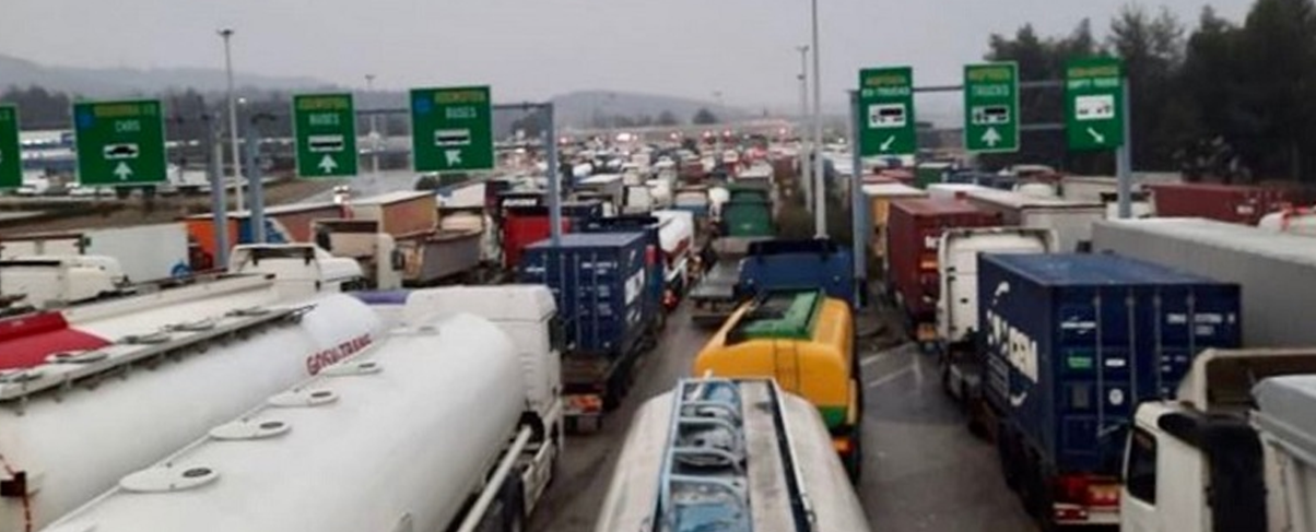 Starting Monday, a halt to freight traffic at the border crossings has been announced; the Ministry of Internal Affairs will ensure smooth passage for passenger vehicles and busses
