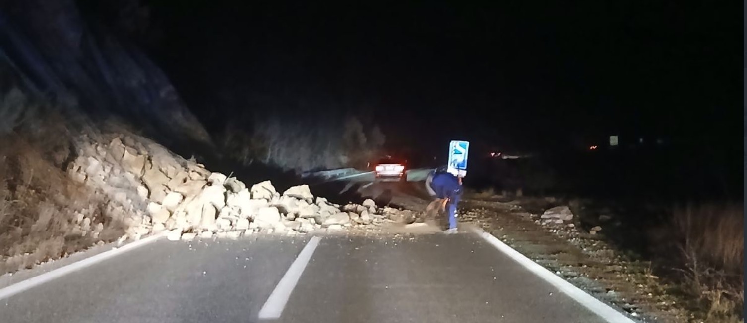 Одрон од карпа на патот Скопје-Велес, во прекин дел од патните правци во крушевско,  забрана за товарни возила на патот Струга-Ќафасан 