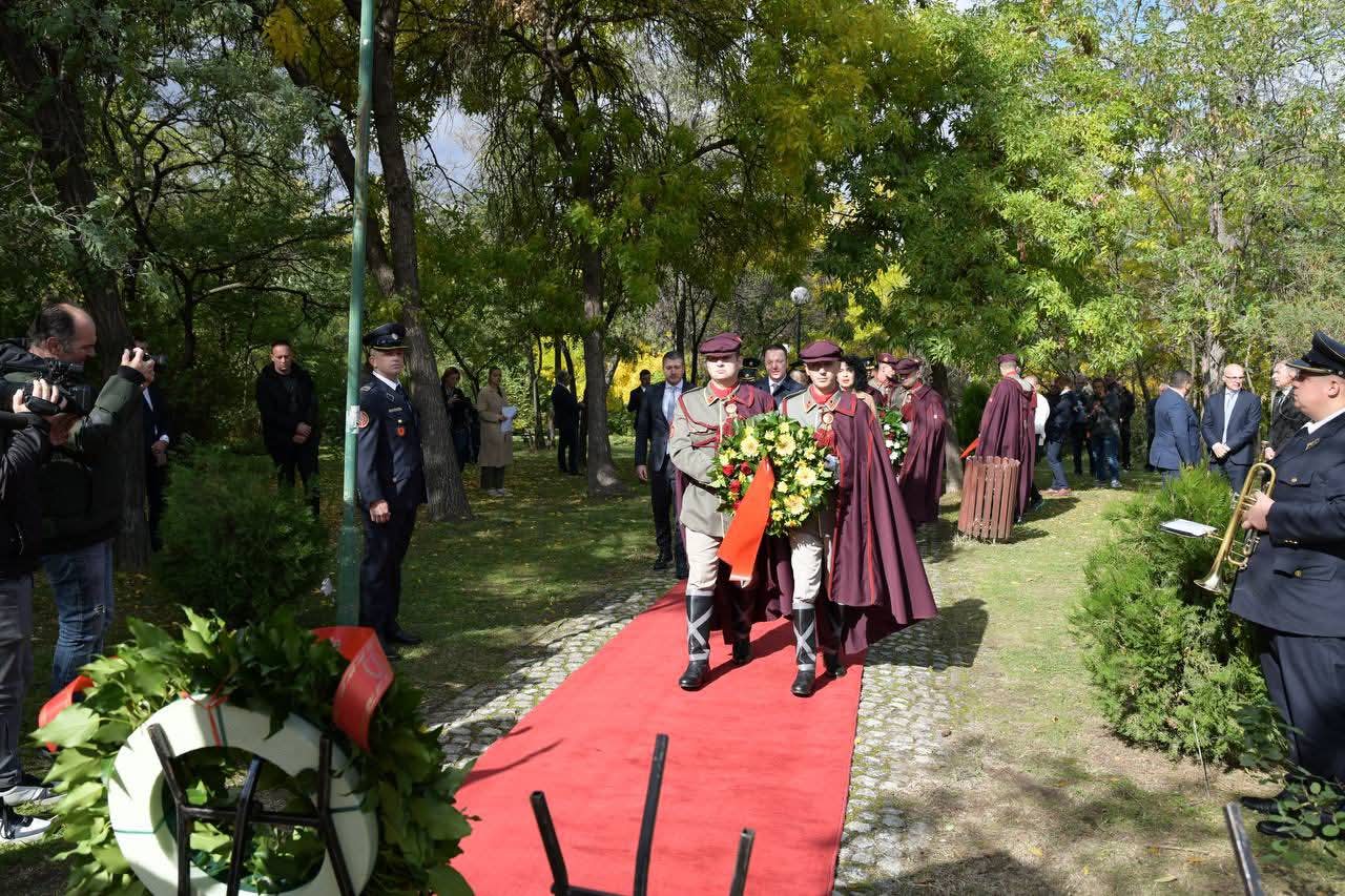 По повод 11 Октомври – Денот на народното востание, министерот Златко Перински во Прилеп положи свежо цвеќе во чест на борците кои се бореа за слободата на македонскиот народ