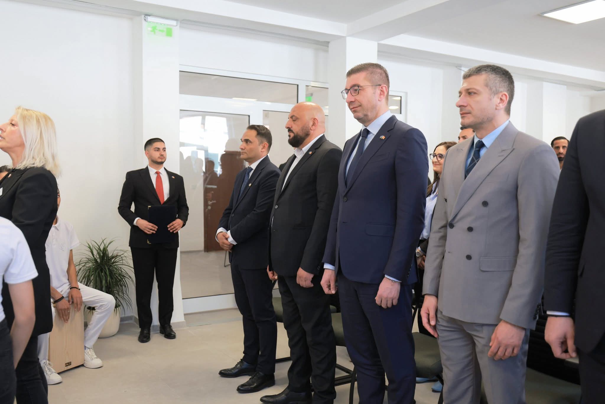 По повод Меѓународниот ден на Ромите,  министерот за локална самоуправа, Златко Перински, заедно со премиерот, проф. д-р. Христијан Мицкоски, остварија посета на Општина Шуто Оризари