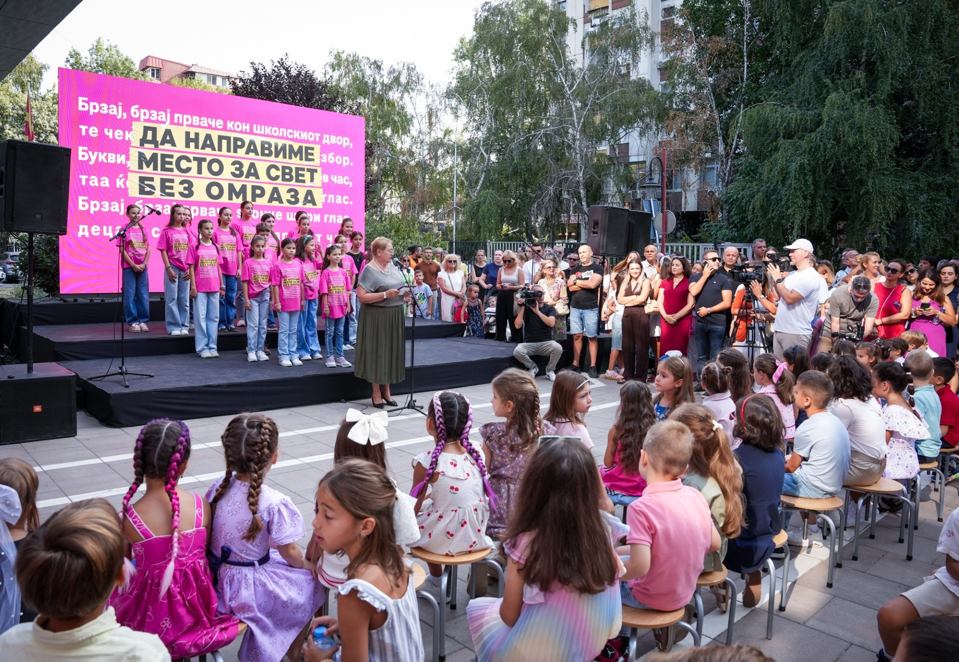 Јаневска: Среќен почеток на новата учебна година, учете и не го бирајте насилството како решение