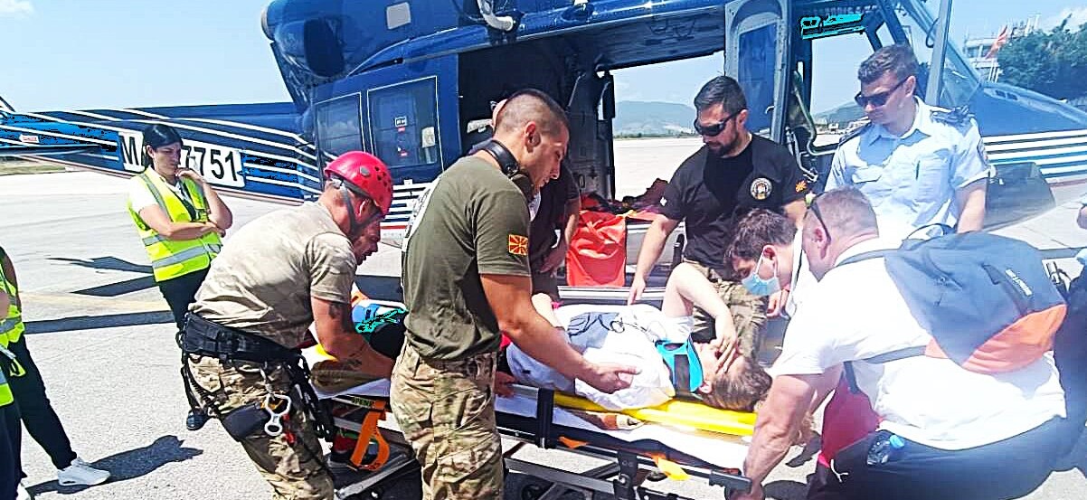 Полициски службеници евакуираа и транспортираа повредено лице од планината Јабланица