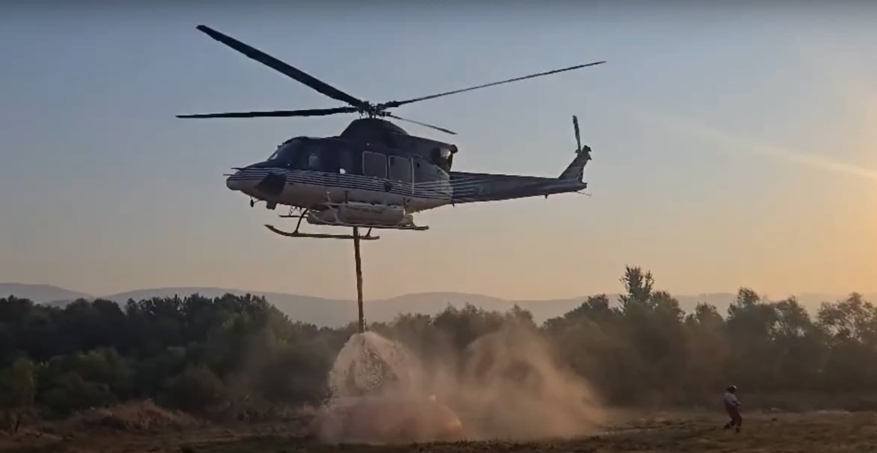 Полицискиот хеликоптер Бел-412 исфрли повеќе од 45 тони вода