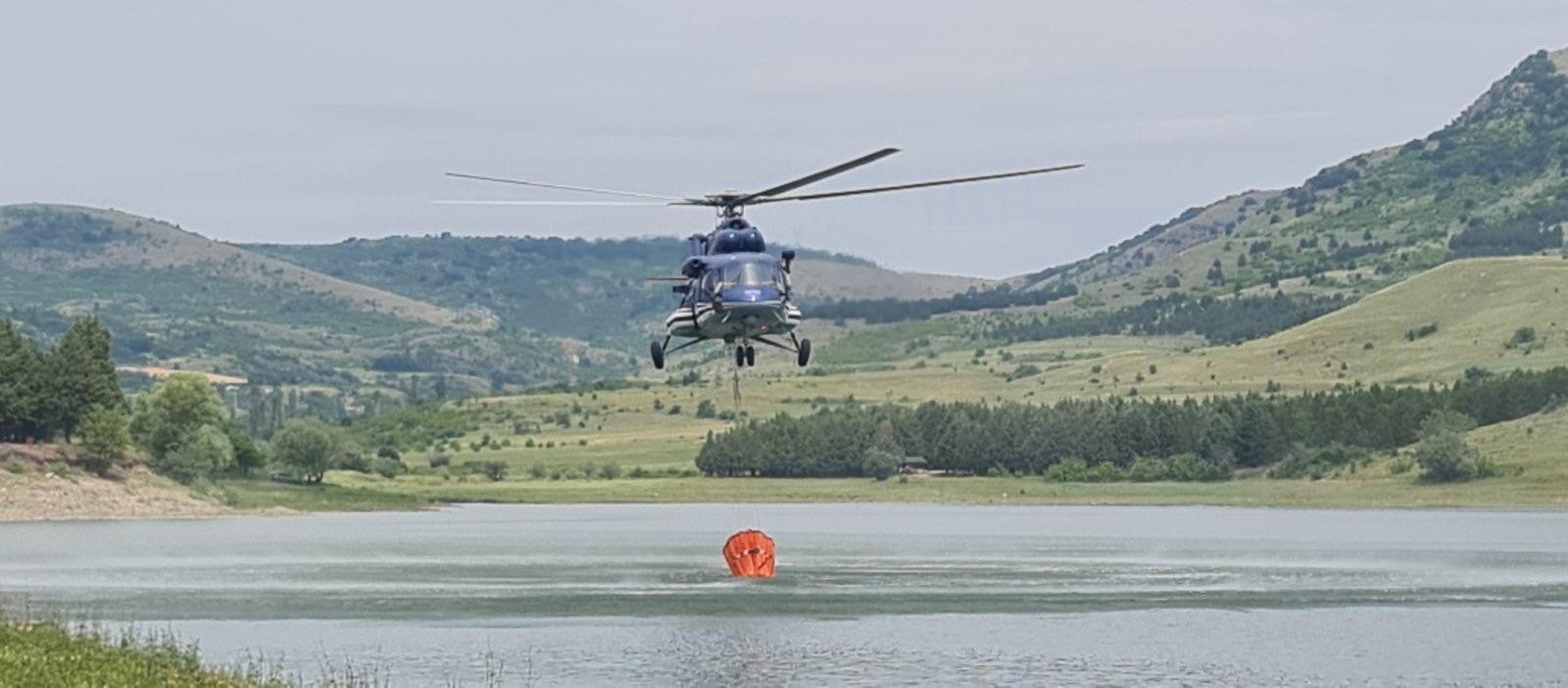 Полицискиот хеликоптер фрли повеќе од 65 тони вода врз пожарот во Јасен