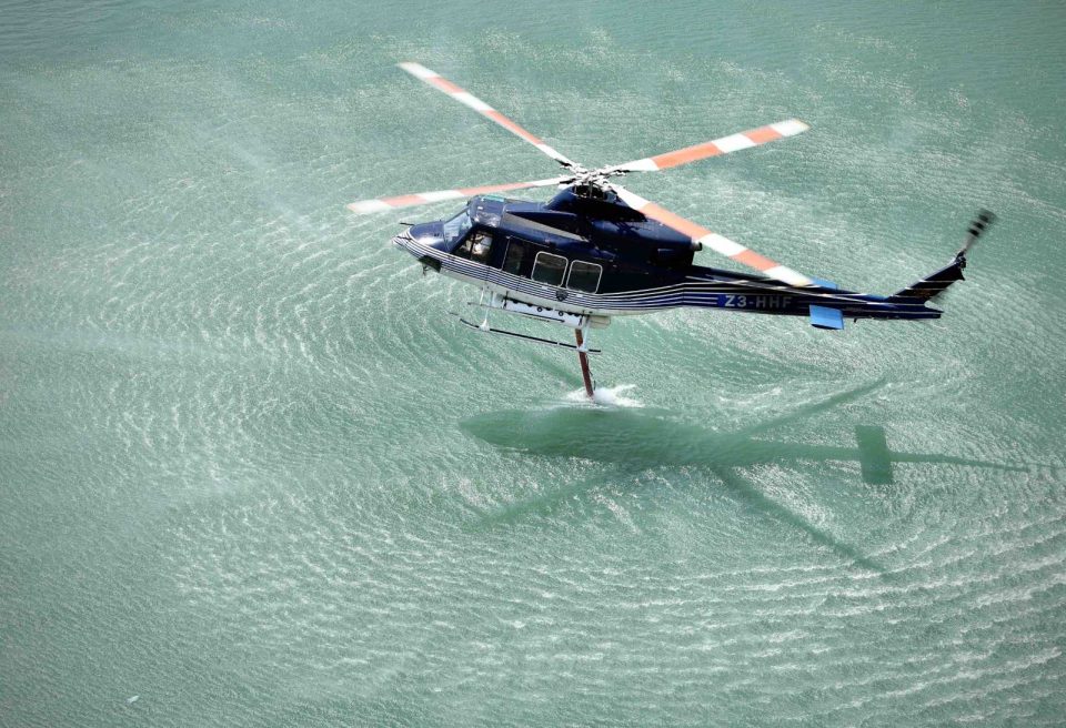 Полицискиот хеликоптерот фрли повеќе од 35 тони вода