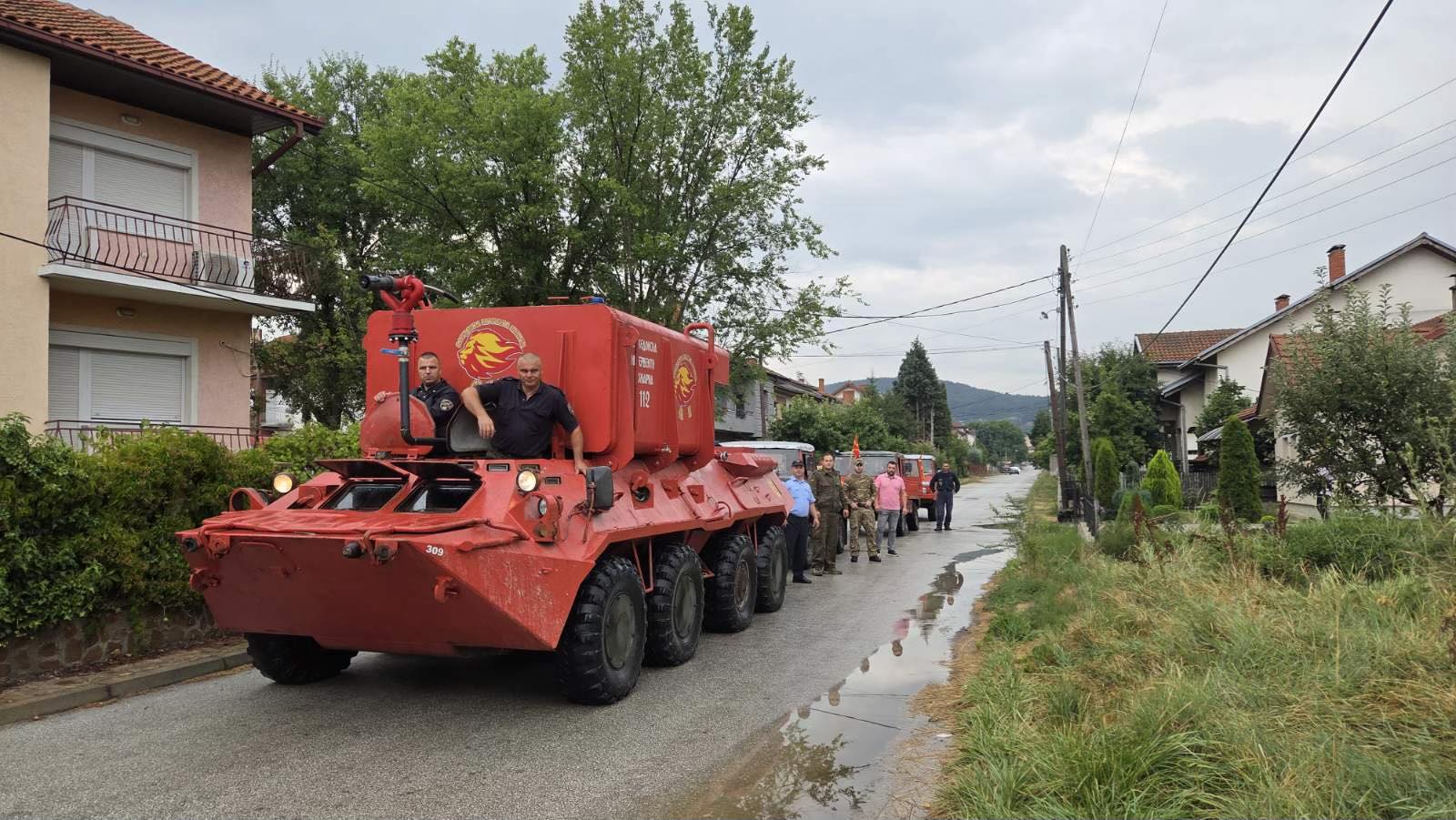 Полициските службеници од СВР Штип и РЦГР Исток учествуваа во гасењето на пожарот на планината Готен и Малешевските планини и спасија две лица