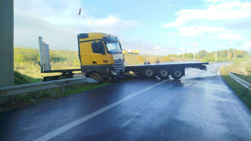 Поради сообраќајна несреќа во прекин е сообраќајот на скопската обиколница во правец кон Куманово, кај клучка Хиподром, возилата се пренасочуваат по автопатот Скопје-Велес