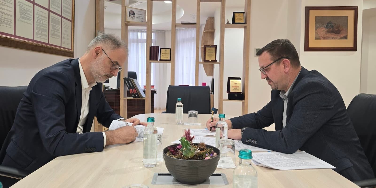 Потпишан колективниот договор за вработените во Министерството за односи меѓу заедниците, етапно зголемување на платите