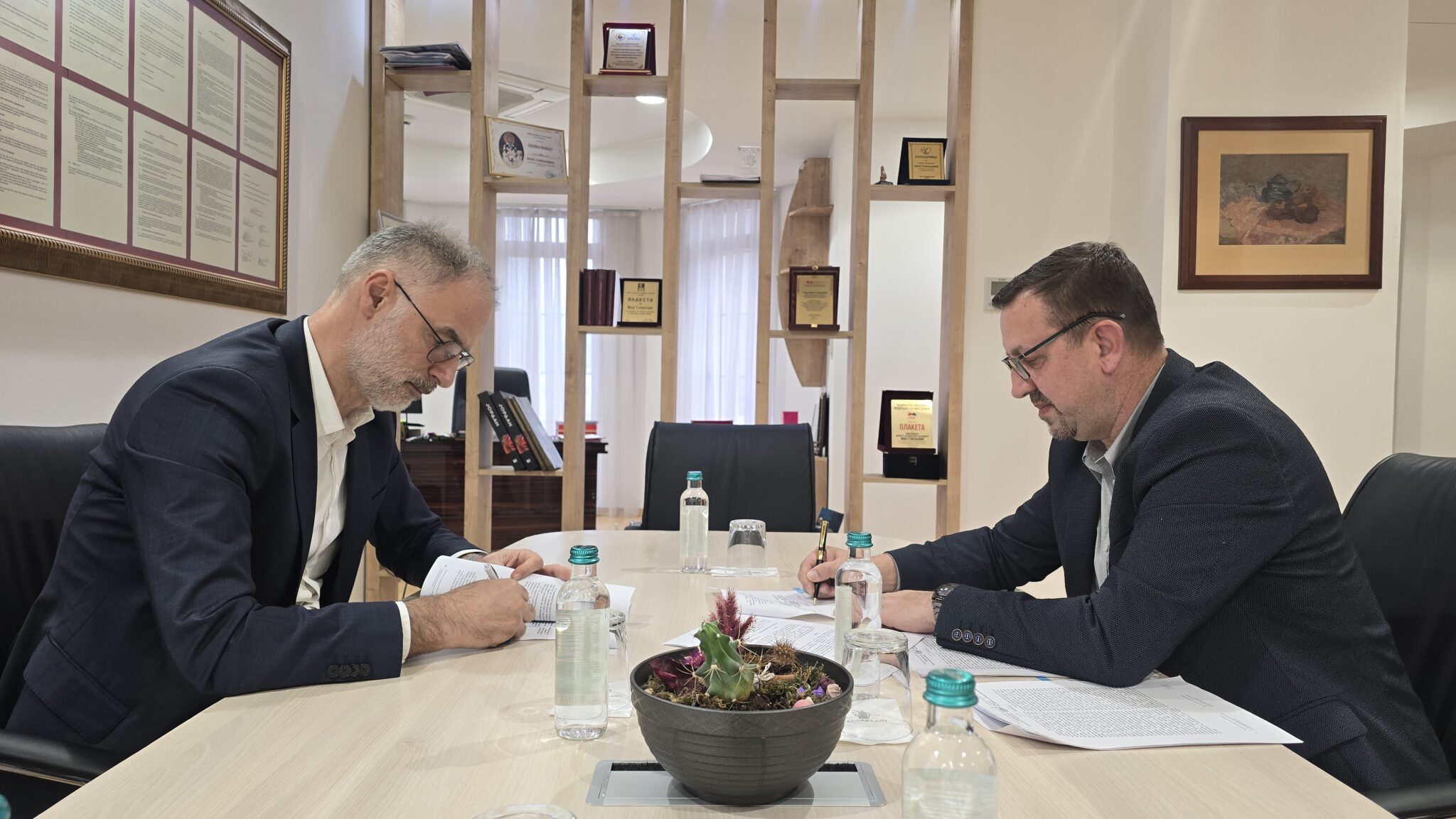 Потпишан колективниот договор за вработените во Министерството за односи меѓу заедниците, етапно зголемување на платите