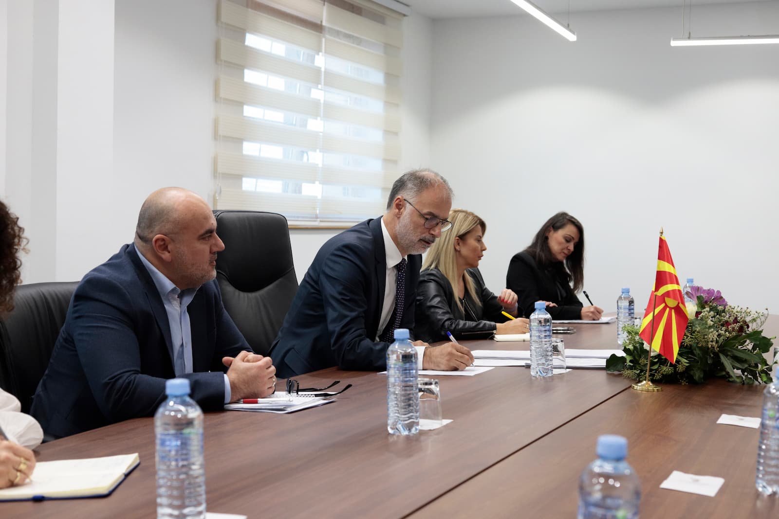 Потпретседателот и министер за односи меѓу заедниците Стоилковиќ оствари средба со претставници на Форумот на немнозински заедници